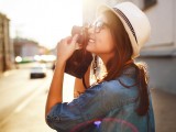 Foto di una donna che scatta una fotografia