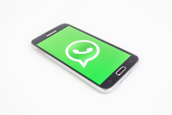 Immagine che mostra l'app WhatsApp aperta su smartphone