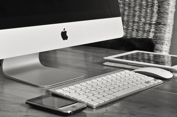 Foto che mostra un iMac, un iPhone e un iPad