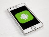 Foto di uno smartphone Samsung con il logo di Android