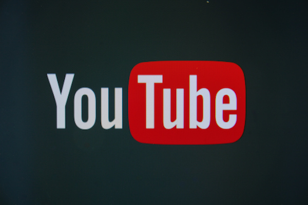 Foto che mostra il logo di YouTube su sfondo nero