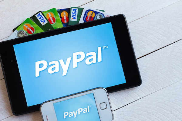 Foto che mostra l'uso di PayPal su smartphone e tablet