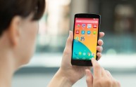 Foto che mostra una donna che usa un Nexus 5