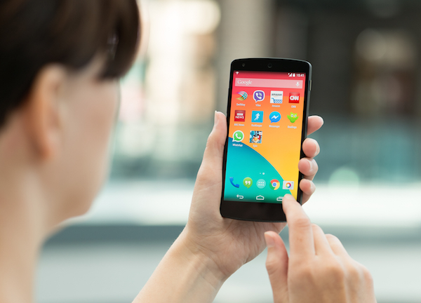 Foto che mostra una donna che usa un Nexus 5