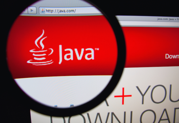 Foto che mostra il logo di Java sotto una lente