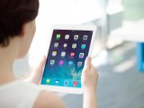 Foto che mostra un utente che usa un iPad