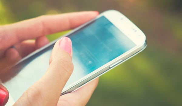 Foto che mostra uno smartphone Android in primo piano