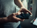 Foto di un uomo che utilizza uno smartphone