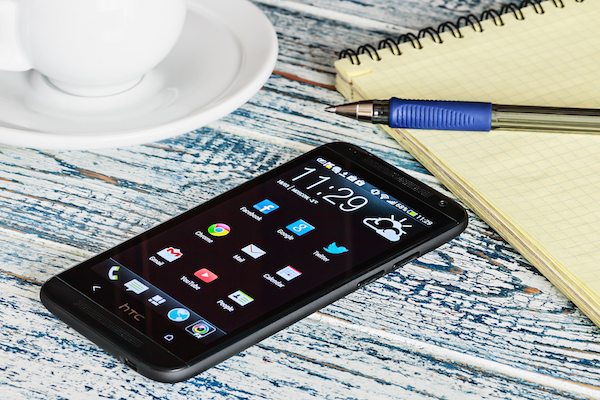 Foto che mostra uno smartphone HTC con Android
