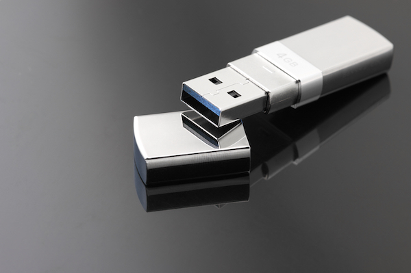 Foto che mostra una chiavetta USB in primo piano
