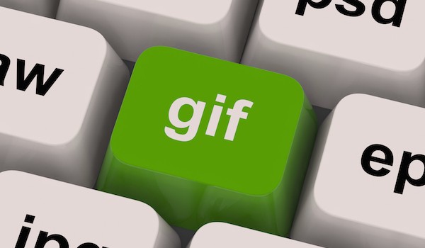 Foto che mostra un pulsante GIF sulla tastiera di un computer