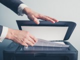 Foto che mostra un uomo che usa uno scanner