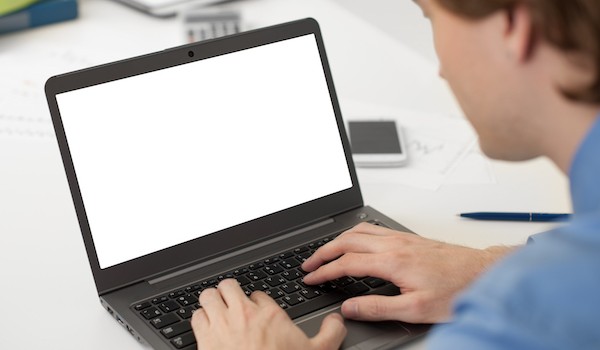 Foto che mostra aun ragazzo che usa un computer