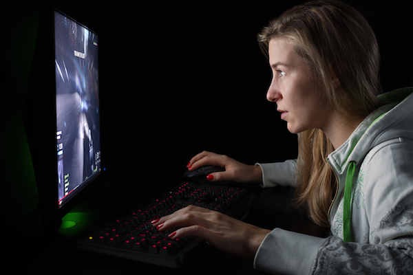 Foto di una ragazza che utilizza un PC