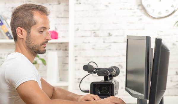 Foto di un uomo che usa il computer per fare video