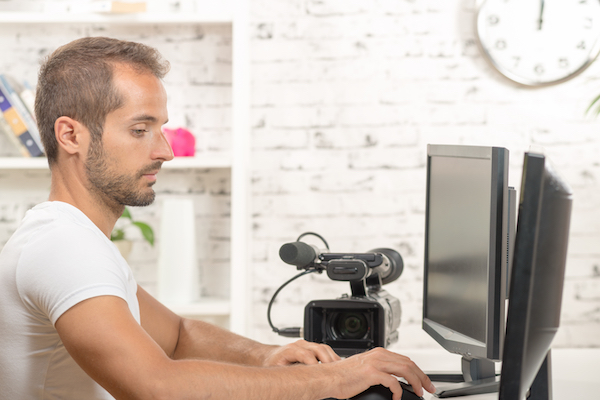 Foto di un uomo che usa il computer per fare video