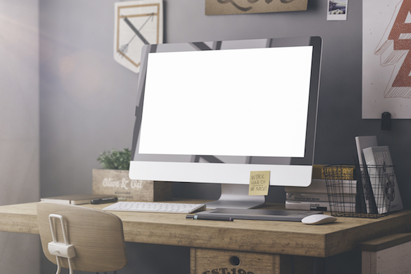 Foto di un iMac su una scrivania