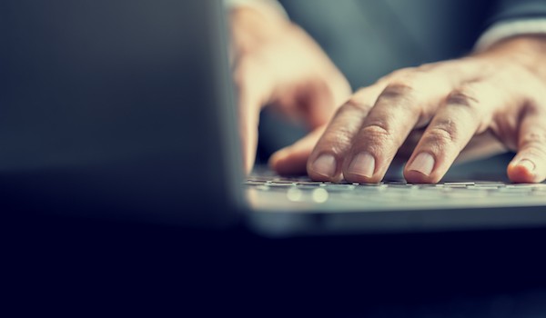 Foto che mostra la tastiera di un computer portatile