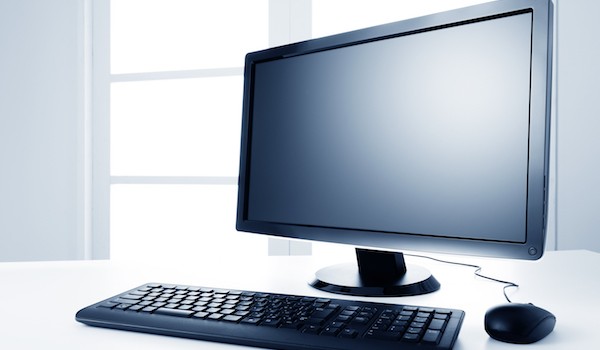 Foto che mostra un computer desktop