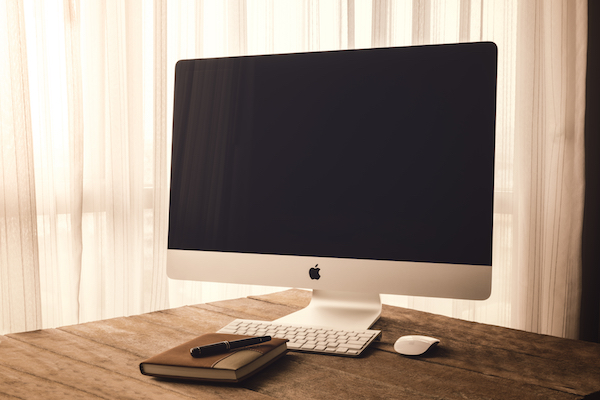 Foto di un iMac su una scrivania